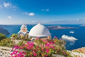 Images Dated 9th October 2019: Scenic view of traditional cycladic houses with flowers in foreground, Oia village, Santorini