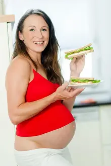 Occupied Prints: Schwangere Frau isst ein Sandwich - pregnant woman eats a sandwich