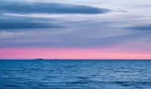 Images Dated 18th February 2017: Seascape with sunset and pink horizon at winter evening