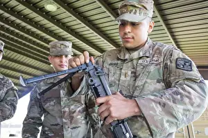 Kentucky Prints: Second Lieutenant Kevin Luna-Torres assembles an M240B machine gun during a weapons familiarization with 1st Theater