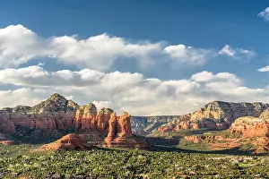 Sedona, Arizona, USA downtown skyline below the red rock mountains