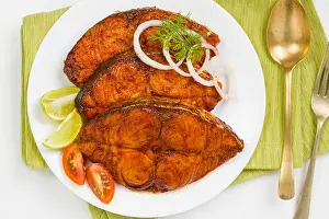 Dine Prints: Seer fish fry arranged beautifully and garnished with onion