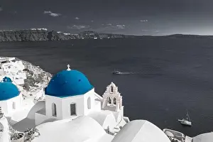 Fira Prints: Selective color image, blue color with black and white process