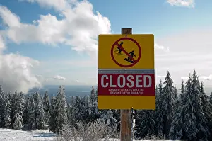 Snowboarding Prints: Sign that says closed to skiing - out of bounds