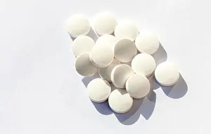 Tablets Prints: Simple plain white pills heap, medication