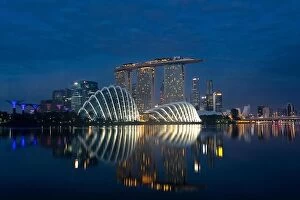 Images Dated 25th February 2017: Singapore business district skyline before sunrise at Marina Bay, Singapore