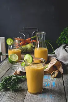 Smoothie with cucumber, carrot, lime, pear and hemp seeds