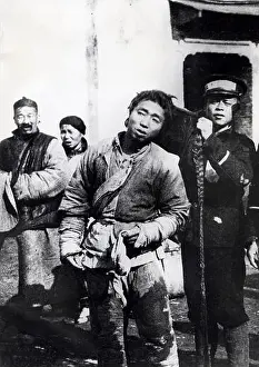 Soldiers of the revolutionary Guomindong army cutting off the mandatory Manchu queues on November 7