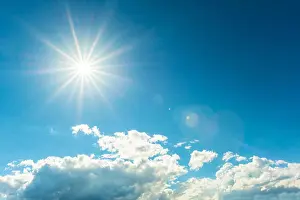 Urlaub Prints: Sommer Hintergrund, blauer Himmel mit Sonne und Wolken