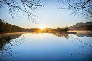 Back Light Prints: Sonnenaufgang über dem Ainringer Moor mit Moorsee