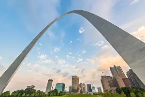St. Louis, Missouri, USA city skyline and park in the morning
