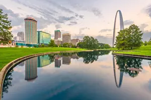 St. Louis, Missouri, USA city skyline and park in the morning