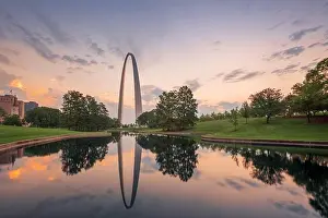 St. Louis, Missouri, USA city skyline and park in the morning