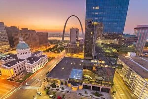 Images Dated 23rd August 2018: St. Louis, Missouri, USA downtown cityscape with the arch and courthouse at dusk