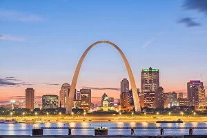 Images Dated 23rd August 2018: St. Louis, Missouri, USA downtown cityscape with the arch and courthouse at dusk