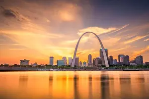 St. Louis, Missouri, USA downtown cityscape on the Mississippi River at twilight