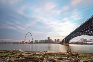 St. Louis, Missouri, USA downtown cityscape on the Mississippi River at twilight