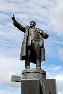 Northwestern Prints: Statue of Lenin in Ploshchad Lenina (Lenin Square) in St Petersburg, Northwestern, Russia