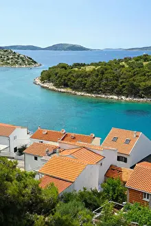 Horizont Prints: Straits between islands and village with red roofs