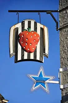 Inglaterra Prints: The Strawberry Pub sign opposite St James Park football stadium