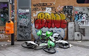 Waste Prints: A street scene in Berlin: modern life and the environment