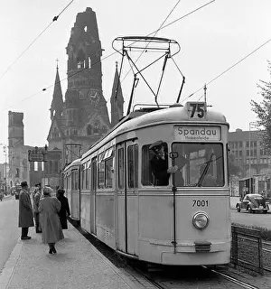 Passenger Prints: Streetcar (Spandau), passengers and Kaiser Wilhelm Memorial Church at the Bahnhof Berlin Zoologischer Garten