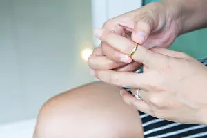 Taiwanese Prints: Stuck ring take off fat woman nail, gold ring removing