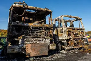 Trucks Prints: Suite à un incendie accidentel lié à un problème électrique plusieurs camions garés côte à côte ont brulé