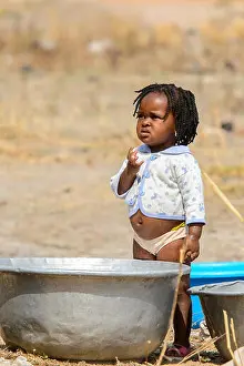 Congo Prints: TECHIMAN, GHANA - JAN 15, 2017: Unidentified Ghanaian beautiful little girl near a basin on the Washing Day
