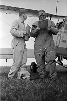 Ausbildung Prints: Technische Durchsicht vor der Verwendung des Trainingsflugzeugs Bücker Bü 131 auf dem Flugfeld der Flieger