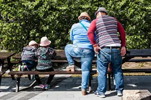 Posterior Prints: Tourists consulting their gudebook