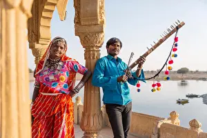 Sari Prints: Traditional Indian couple standing in monument, Jaisalmer, Rajasthan, India