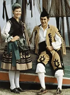 TRAJE REGIONAL ASTURIANO - PAREJA DE JOVENES EN DIA DE FIESTA