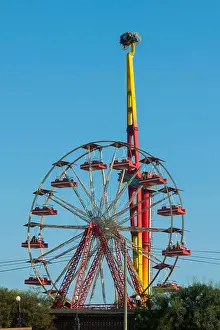 Mersin Prints: Türkei, Mersin, Lunapark auf der Halbinsel am Fischerhafen