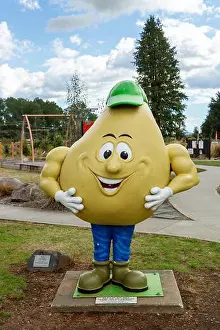 North Island Prints: Unusual cartoon vegetable sculptures at Ohakune Carrot Adventure Park home to the worlds biggest carrot