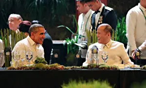 Bureau Prints: U.S. President Barack Obama speaks with Philippine President Benign Aquino III during the APEC Leaders Summit welcome