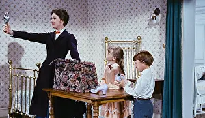 Film Still Prints: USA. Julie Andrews, Karen Dotrice and Matthew Garber in the ©Walt Disney film: Mary Poppins (1964)