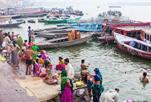 Sari Prints: VARANASI, INDIA - 28 Oct 2016: Hindu pilgrims bathe in the River Ganges at dawn at Dashaswamedh Ghat on October 28