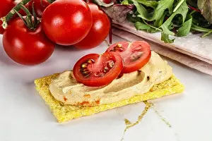 Chickpea Prints: Vegan cuisine - Crispbread with arabic creamy hummus