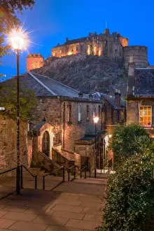 Battlements Prints: The Vennel Steps with the view of Edinburgh castle during evening, Edinburgh, Scotland