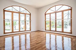 Parquet Prints: ventanales de habitacion en casa de campo iluminados