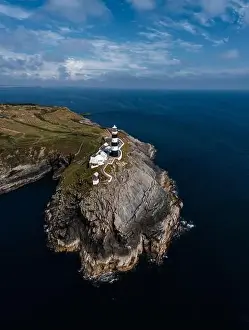 Glof Course Prints: A vertical view of the lighthouse and the Old Head of Kinsale in County Cork of western Ireland
