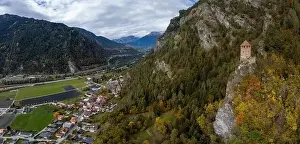 A view of the village of Rothenbrunnen and the Oberjuvalt fortress in autumn