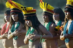 Indigenous Culture Prints: Village women Aiha - ethnicity Kalapalo dancando Yamuricumã - Indigenous Park of the Xingu