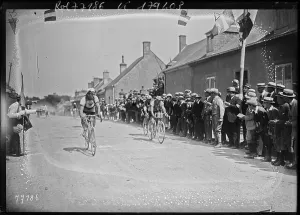 Interwar Prints: Ville wins the La Guerche prize during the Critérium des Aiglons on 13 August 1922 in the first stage from Paris to