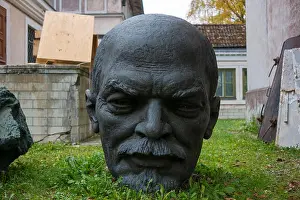 Patina Prints: A Vladimir Lenin bronze sculpture head in Tallin, Estonia
