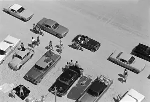 VW Beetle - VW Käfer unterwegs - Auf einem Parkplatz am Strand von Daytona Beach, USA. - XVI