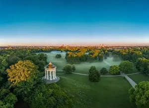 Garten Prints: Wonderful aerial view over the Englischer Garten of the bavarian capital Munich at the early morning with fog