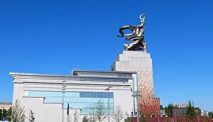 Communist Prints: Worker and Kolkhoz Woman sculpture in Moscow