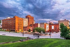 Images Dated 7th August 2019: Youngstown, Ohio, USA downtown park and townscape at twilight